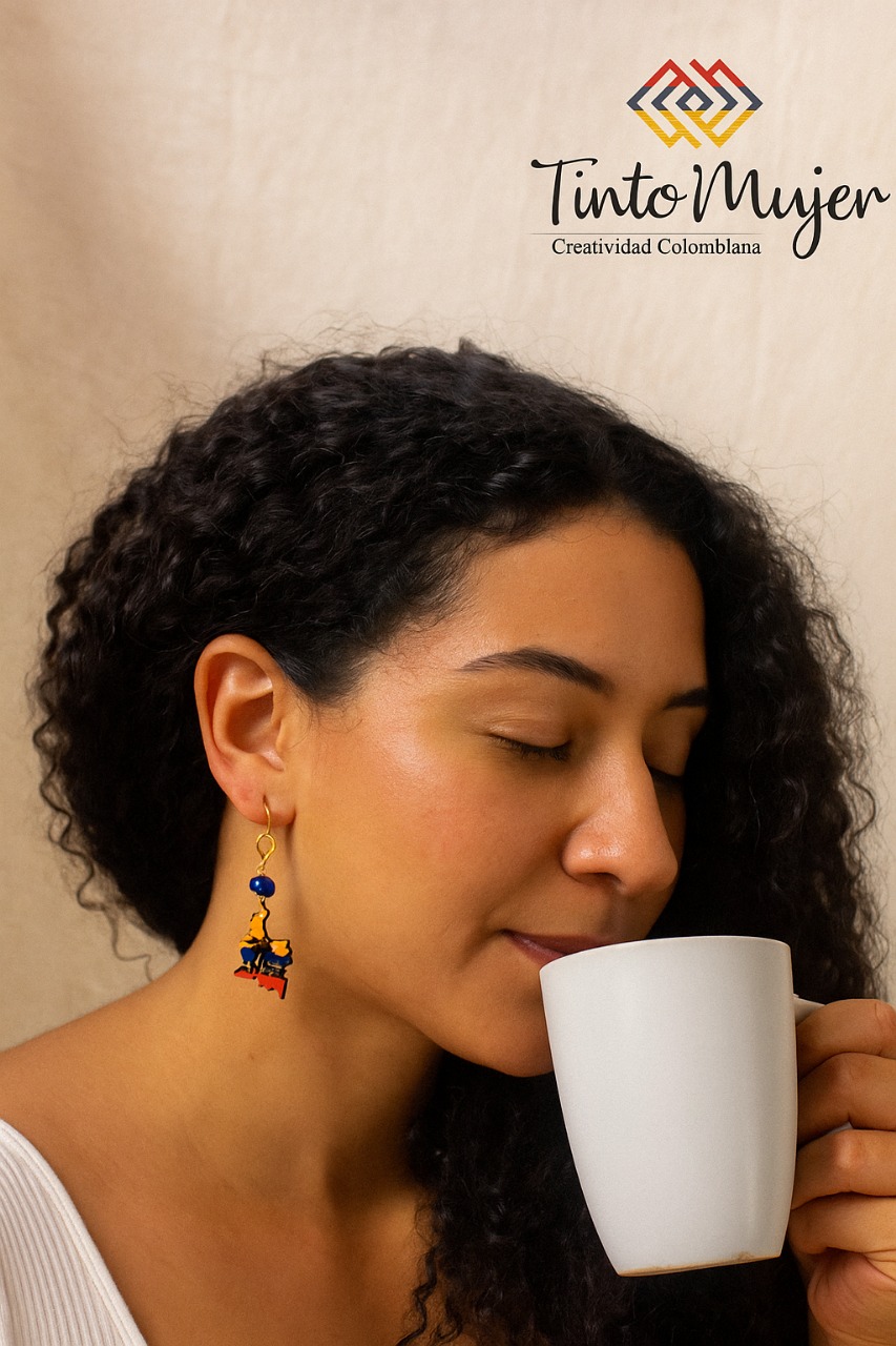 Mujer elegante usando collar de autor